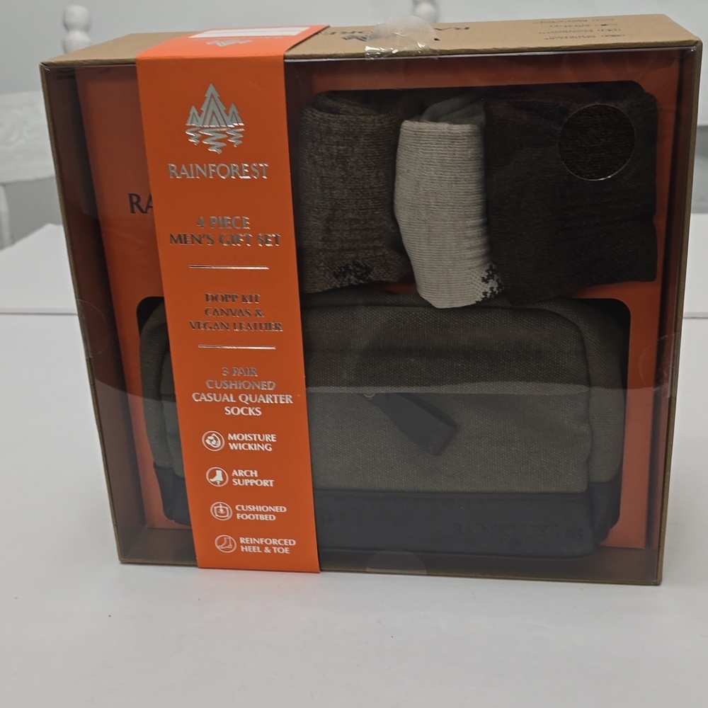 NIB Rainforest Men's 4 pieces Set 3 Cushioned Quarter Socks 1 Canvas Dopp Kit